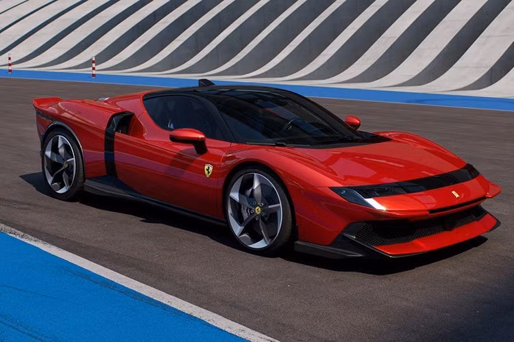 Ferrari SF90 Stradale là mẫu xe tiên phong cho việc sử dụng động cơ hybrid đại trà trên các siêu xe Ferrari, và đã đến lúc chiếc xe này lùi về quá khứ, để nhường chỗ cho mẫu xe mới xuất hiện, và đó là Ferrari 849 Testarossa, mẫu xe có tên gọi gợi nhớ về 1 huyền thoại xe Ferrari.