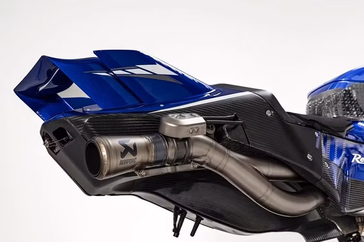 Đồng thời xe cũng được bổ sung thêm cánh gió khí động học phần đầu và đuôi xe, tinh chỉnh dàn áo. YZR-M1 V4 bản thử nghiệm sơn màu xanh đặc trưng của Yamaha, thay vì trang trí bộ tem Monster Energy.