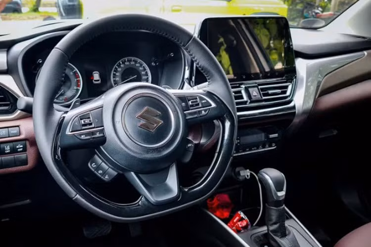 Hệ thống âm thanh của xe với 6 loa, cổng sạc USB Type A/Type C, điều hòa tự động đi kèm màn hình hiển thị kỹ thuật số, cửa gió dành cho hàng ghế sau, sạc điện thoại không dây và khởi động nút bấm.