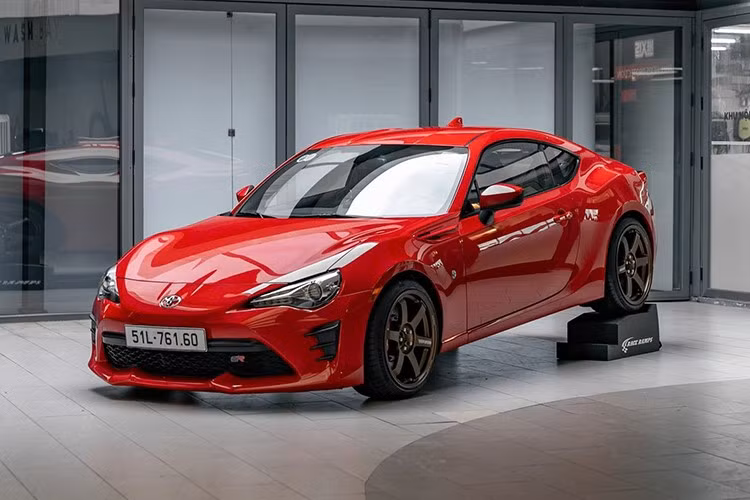 Trái tim của Toyota 86 là khối động cơ FA20 I4 phun nhiên liệu trực tiếp, dung tích 2.0 lít, sản sinh 204 mã lực ở tua máy 7.000 vòng/phút và mô-men xoắn cực đại 212 Nm ở tua máy 6.400 – 6.800 vòng/phút, truyền tới bánh sau thông qua một hộp số sàn 6 cấp. Xe có khả năng tăng tốc từ 0 lên 100 km/h trong 7,6 giây.