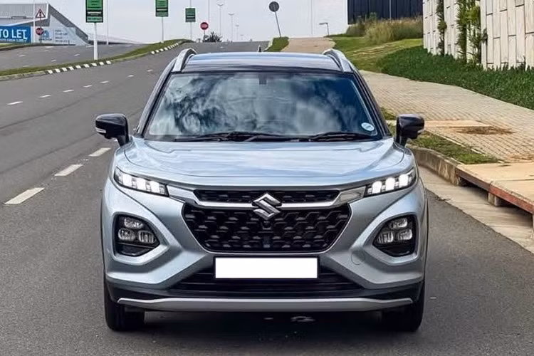 Vào hồi tháng 5/2025, Suzuki Việt Nam đã xác nhận kế hoạch đưa mẫu xe Fronx mới về nước ta vào cuối năm nay. Đến nay, lịch ra mắt cụ thể của Suzuki Fronx ở thị trường Việt Nam đã được hé lộ. Theo đó, Suzuki Fronx sẽ chính thức được giới thiệu với khách hàng trong nước vào ngày 17/10/2025 tới đây.