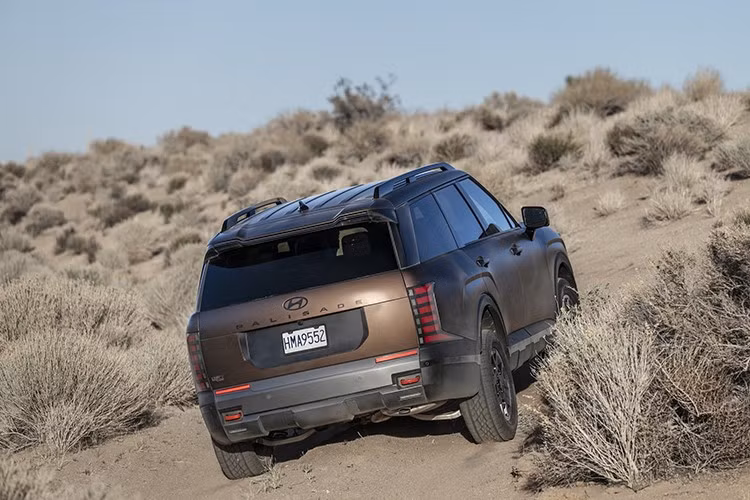 Với công suất 329 mã lực và mô-men xoắn 339 pound-feet (460 Nm) ở chế độ vận hành tối đa, hệ thống hybrid này đạt mức tiêu thụ nhiên liệu 34 dặm/gallon (6,9 lít/100 km) trong chu trình thử nghiệm kết hợp của Cơ quan Bảo vệ Môi trường Hoa Kỳ (EPA).