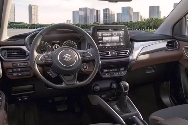 Hiện trang bị cụ thể của Suzuki Fronx ở thị trường Việt Nam chưa được công bố. Trong khi đó, tại thị trường Indonesia, xe sở hữu màn hình hiển thị thông tin kính lái HUD, màn hình cảm ứng trung tâm 9 inch, kết nối Bluetooth,...