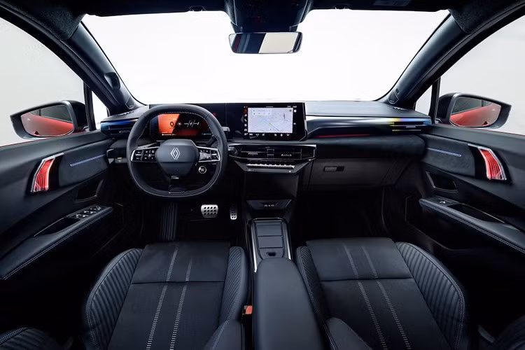Thiết kế nội thất được cải tiến đáng kể, với bảng điều khiển hai tầng, nơi có cửa gió điều hòa hai bên và hai màn hình 10,1 inch tạo thành hình chữ "V" ở tầng trên. Bên dưới màn hình cảm ứng thông tin giải trí OpenR Link trung tâm tích hợp Google, các cửa gió điều hòa trung tâm và hệ thống điều hòa được thiết kế nghiêng về phía người lái.