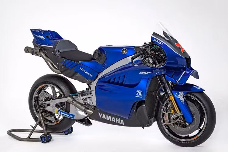 Ra mắt vào năm 2002, siêu môtô Yamaha YZR-M1 trang bị động cơ 4 xy-lanh thẳng hàng với trục khuỷu crossplane, khác với các đối thủ như Ducati, Honda hay KTM đang sử dụng động cơ V4.