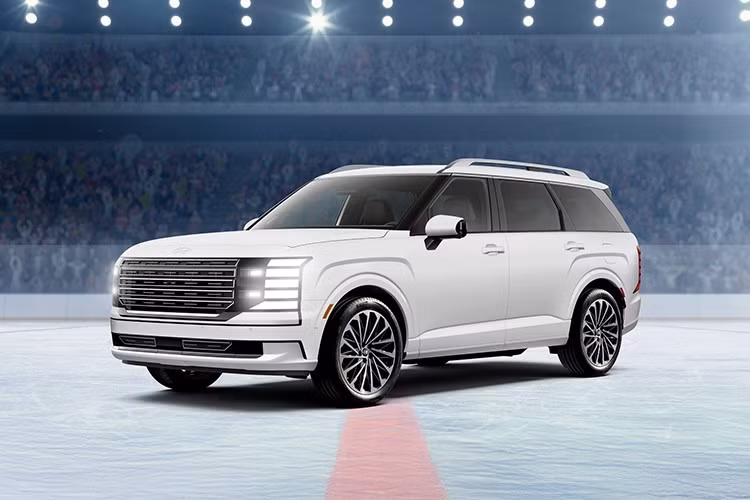 Khúc côn cầu trên băng là môn thể thao được xem nhiều nhất ở Great White North (ám chỉ nước Canada), và điều này giải thích vì sao mẫu xe Hyundai Palisade 2026 có phiên bản đặc biệt lấy cảm hứng từ khúc côn cầu, với số lượng giới hạn 500 chiếc, sử dụng hệ truyền động hybrid, và được sơn màu trắng.