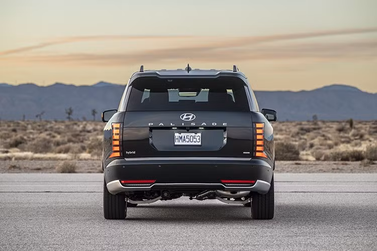 Hyundai Palisade Hybrid NHL Edition 2026 tại Canada có giá bán lẻ đề xuất là 68.899 đô la Canada, tương đương 50.030 đô la Mỹ (khoảng hơn 1,3 tỷ đồng) theo tỷ giá hối đoái hiện tại. Mặc dù nghe có vẻ khá cao, nhưng cần lưu ý rằng đây là mức giá dành cho phiên bản Ultimate Calligraphy Hybrid. Tại Mỹ, phiên bản cao cấp nhất có giá 58.280 đô la (khoảng 1,58 tỷ đồng).