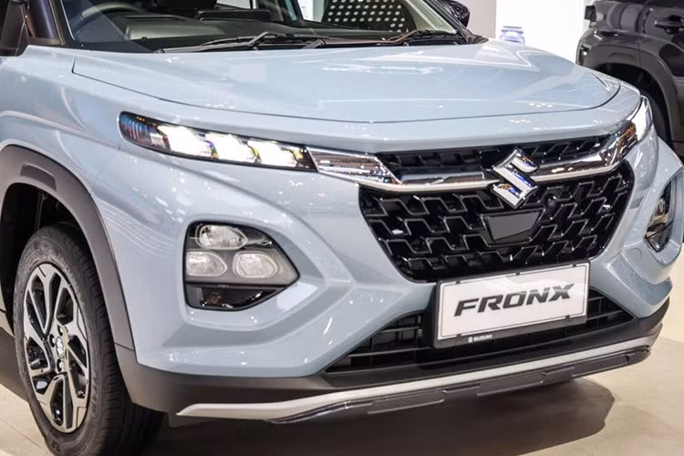 Điểm nhấn của Suzuki Fronx chính là thiết kế SUV lai Coupe phong cách hơn các đối thủ cùng phân khúc. Bên cạnh đó, xe còn có hàng loạt chi tiết ngoại thất đáng chú ý như hệ thống đèn nhiều tầng phía trước với dải đèn LED định vị ban ngày kiêm đèn báo rẽ nằm bên trên...
