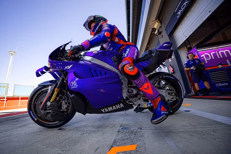 Sau ngày đua chính thức, các tay đua MotoGP sử dụng chiếc Yamaha YZR-M1 có buổi thử nghiệm với phiên bản mới động cơ V4. Nhà vô địch MotoGP 2021 - Fabio Quartararo nói rằng, đây chỉ là giai đoạn đầu với động cơ V4, không quá khó khăn trong việc thích nghi nhưng cần tối ưu thêm các tuỳ chọn cài đặt và hệ thống điện tử.