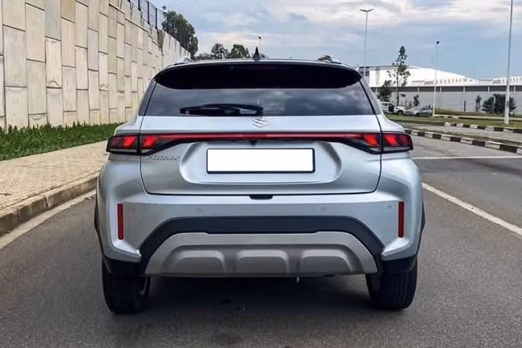 Bên cạnh đó, xe còn có bán kính quay đầu chỉ 4,8 m, được cho là nhỏ nhất trong phân khúc. Điều này sẽ giúp tân binh nhà Suzuki dễ dàng xoay xở trong điều kiện giao thông đông đúc ở đô thị tại Việt Nam.