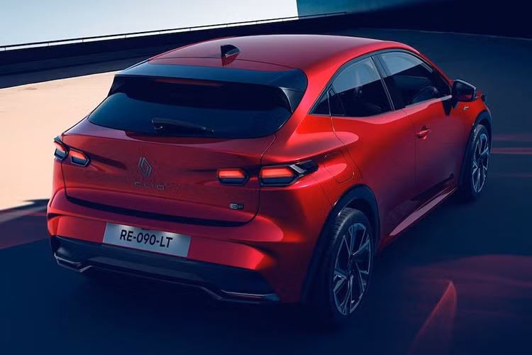 Về hệ truyền động, tùy chọn hàng đầu của Clio là hệ thống hybrid hoàn toàn mới E-Tech, sản sinh công suất 160 mã lực và mô-men xoắn 205Nm. Được công bố vào tháng 5 năm nay, hệ thống này đến từ Horse Powertrain , một liên doanh giữa Geely và Renault, và được phát triển dựa trên động cơ xăng 4 xi-lanh thẳng hàng hút khí tự nhiên 1,8 lít chạy theo chu trình Atkinson.