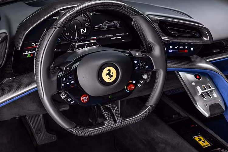 Ferrari đạt được sức mạnh vượt trội mà không cần thay đổi dung tích xi-lanh, nhưng nhờ bộ tăng áp hoàn toàn mới, đầu xi-lanh được thiết kế lại và sử dụng đáng kể vật liệu nhẹ. Với công suất cụ thể 205 mã lực trên mỗi lít, đây là động cơ V8 mạnh mẽ nhất mà Ferrari từng chế tạo.