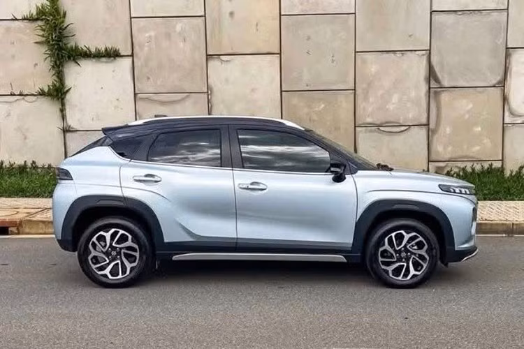 Mẫu xe Suzuki Fronx 2025 sẽ được nhập khẩu nguyên chiếc từ Indonesia. Được định vị trong phân khúc SUV hạng A, tân binh nhà Suzuki sẽ cạnh tranh với những đối thủ như Kia Sonet và Toyota Raize. Xe sở hữu kích thước khá nhỏ với chiều dài 3.995 mm, chiều rộng 1.765 mm, chiều cao 1.550 mm và chiều dài cơ sở 2.520 mm.