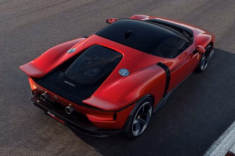 Khi siêu xe Ferrari 849 Testarossa ra mắt, có 1 đại gia Việt thể hiện tình yêu đặc biệt của mẫu xe này, đó chính là ông Hoàng Kim Khánh, chủ nhân bộ sưu tập siêu xe gần 400 tỷ đồng, và cũng đang sở hữu chiếc Ferrari SF90 Stradale màu vàng chính hãng độc nhất Việt Nam.