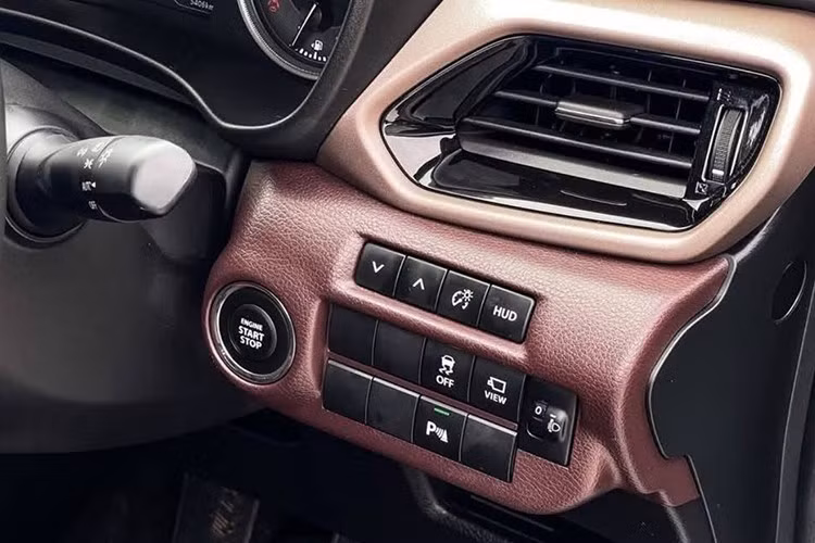 Đặc biệt, mẫu SUV hạng A này còn có camera 360 độ và gói tính năng an toàn chủ động Suzuki Safety Support ở bản cao cấp. Gói này bao gồm hệ thống kiểm soát hành trình thích ứng, cảnh báo điểm mù, hỗ trợ giữ làn đường, cảnh báo phương tiện cắt ngang khi lùi, cảnh báo/ngăn lệch làn đường và hỗ trợ đèn pha.