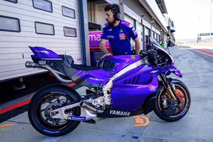 Phiên bản thử nghiệm trang bị hệ thống ống xả Akrapovic, bổ sung thêm cửa ống xả phụ bên dưới đuôi xe. Bản thử nghiệm được phát triển bởi cố vấn kỹ thuật của Yamaha là Andrea Dovizioso và tay đua thử nghiệm chính thức của đội đua Monster Energy Yamaha MotoGP - Augusto Fernández.