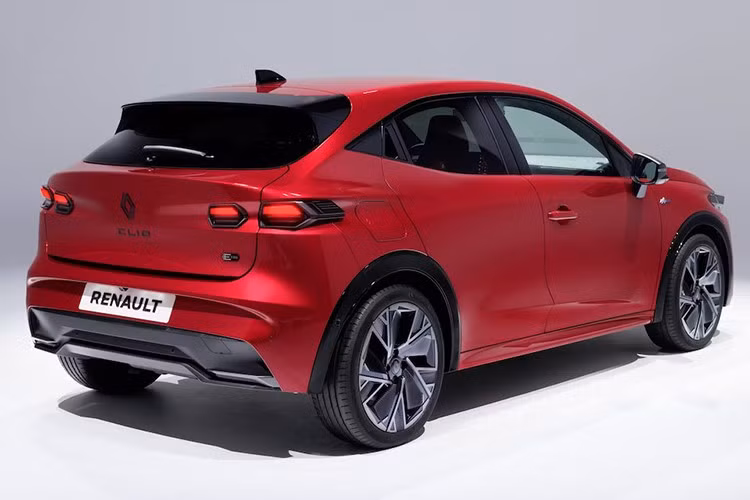 Dựa trên nền tảng CMF-B được nâng cấp, Clio mới là chiếc xe lớn hơn trước, dài 4.116mm (+67mm), rộng 1.768mm (+39mm), cao 1.451mm (+11mm) và chiều dài cơ sở là 2.591mm (+8mm). Thiết kế của Clio cũng dữ dằn hơn so với người tiền nhiệm , khi công ty cho biết nó kế thừa từ mẫu concept Embleme ra mắt tháng 10 năm ngoái.