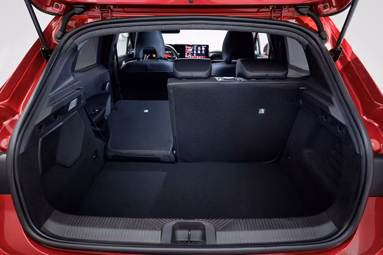 Nhìn từ bên hông, xe có hình dáng thon gọn hơn và tỷ lệ được điều chỉnh, bao gồm nắp ca-pô dài hơn. Trong khi đó, cửa sổ bên tạo thành hình lồi, kết thúc tại trụ C trông có vẻ mỏng do có thêm một tấm ốp tam giác đen, với viền đen và tay nắm cửa ẩn quen thuộc của Clio hoàn thiện vẻ ngoài.