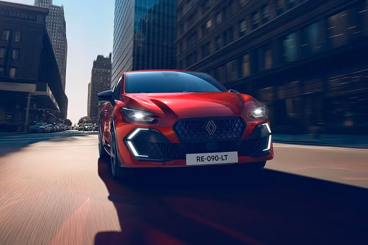 Động cơ kết hợp với hộp số sàn 6 cấp hoặc hộp số ly hợp kép EDC, cùng với động cơ xăng-LPG nhiên liệu kép (cũng dung tích 1.2 lít và 3 xi-lanh) cho công suất 120 mã lực và mô-men xoắn 200Nm, chỉ có EDC. Cả hai phiên bản không hybrid đều có cùng thời gian tăng tốc từ 0-100km/h là 10,1 giây. Đây là thế hệ Clio đầu tiên không được trang bị động cơ diesel.