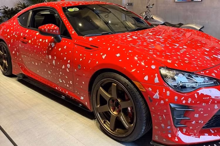 Thiết kế của bộ mâm này là chấu đơn to bản, sơn màu vàng đồng, giúp dàn chân chiếc xe thể thao Toyota 86 này cứng cáp lên. Đi kèm là bộ GRMN 6 piston – GR Master Nurburgring Limited Edition, quá hoàn hảo cho dòng xe này.