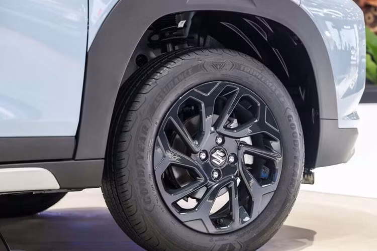 Xe được trang bị cụm đèn hậu LED nhỏ gọn nối liền hai bên và vành hợp kim 16 inch ở bản cao cấp. Ốp nhựa đen quanh hốc bánh và giá nóc cùng tấm ốp giả bộ khuếch tán gió phía sau mang đến dáng vẻ như SUV thực thụ cho mẫu xe này.