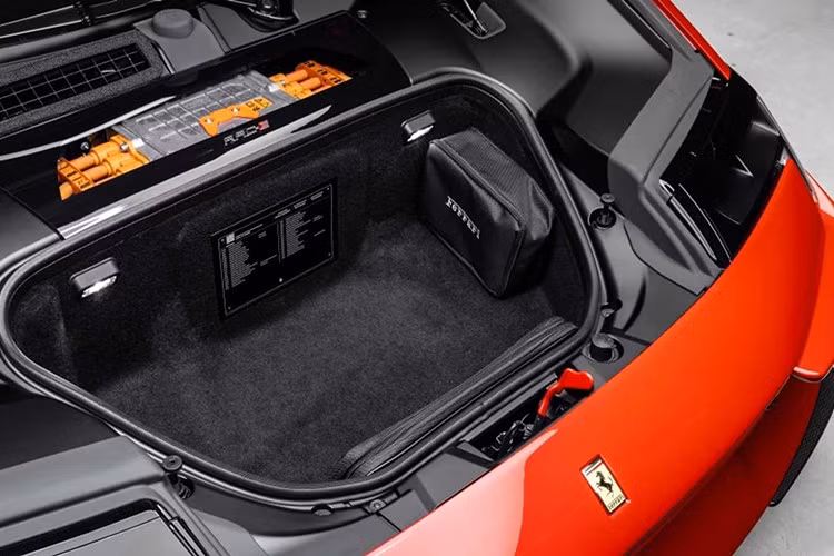 Động cơ được kết hợp với bộ ba động cơ điện - hai ở trục trước và một ở trục sau - cung cấp thêm 217 mã lực. Tổng công suất của Spider lên tới 1.036 mã lực, đảm bảo vị trí hàng đầu trong danh mục sản phẩm của Ferrari.