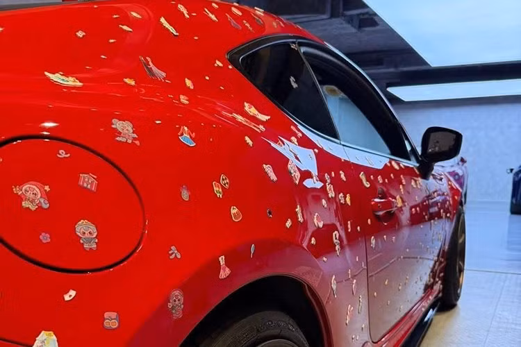 Sau 3 tháng về tay của Cường Đô la, chiếc xe thể thao Toyota 86 đã được anh bỏ hàng trăm triệu đồng để nâng cấp rất nhiều đồ chơi nhằm mang đến cảm giác lái xe thú vị nhất. Đầu tiên là bộ mâm Rays TE37 S-Plus có kích thước 18 inch.