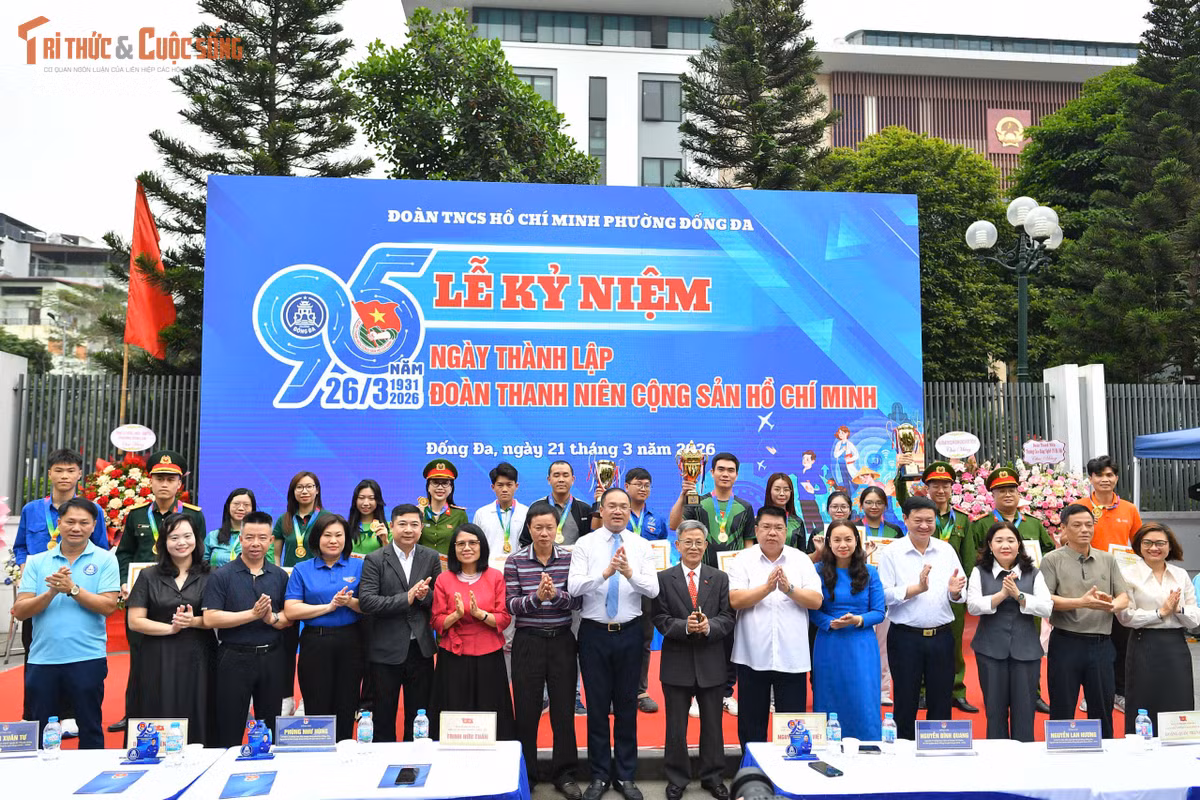 Dịp này, Ban tổ chức đã trao giải Hội thao Thanh niên phường Đống Đa mở rộng năm 2026. Hội thao diễn ra từ 8 đến 20-3, thu hút hơn 300 vận động viên tham gia tranh tài ở 6 môn thi đấu. Hoạt động không chỉ tạo sân chơi lành mạnh, tăng cường rèn luyện thể chất mà còn góp phần gắn kết đoàn viên, thanh niên giữa các cơ sở Đoàn và đơn vị kết nghĩa.