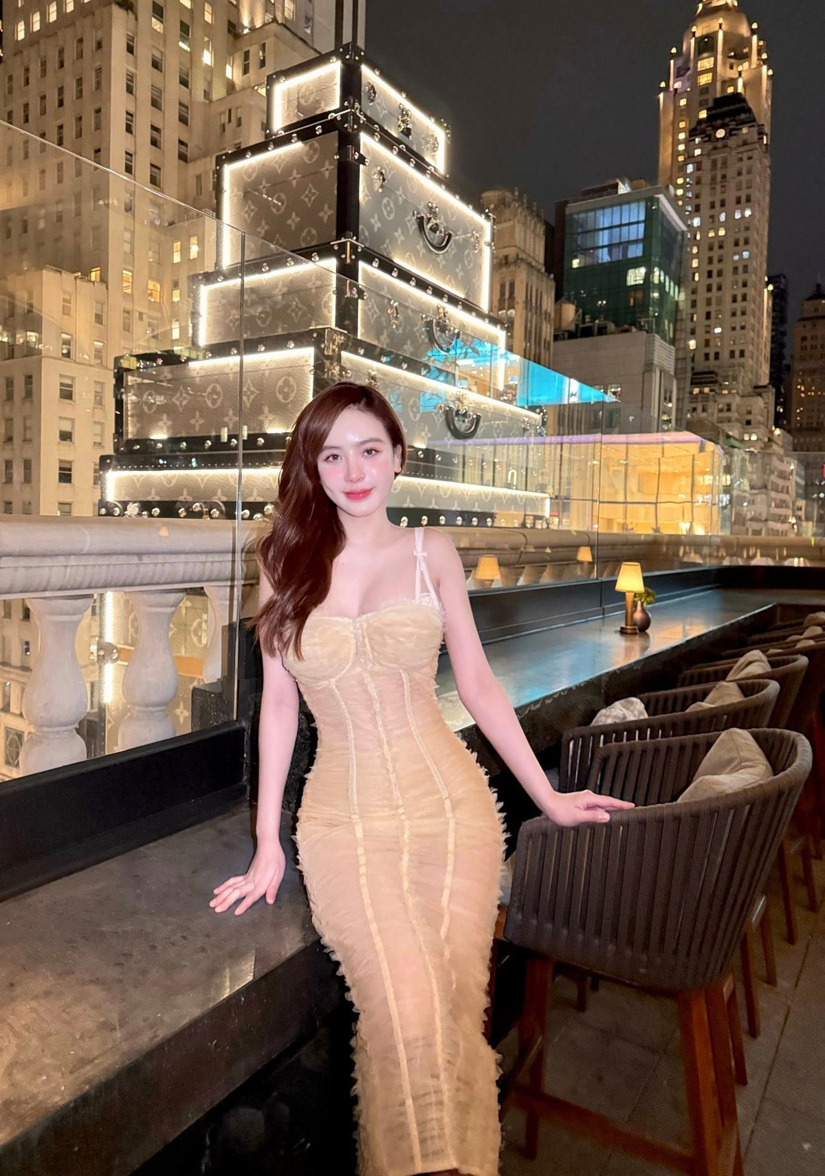 So với thời điểm mới nổi, Phương Bora ở tuổi 31 vẫn giữ được nét trẻ trung, thậm chí còn có phần mặn mà và gợi cảm hơn. Cô từng công khai việc phẫu thuật thẩm mỹ để có được vẻ ngoài ưng ý như hiện tại, bao gồm làm mũi, cằm nhiều lần, tiêm chống lão hóa, truyền trắng và phẫu thuật nâng ngực.