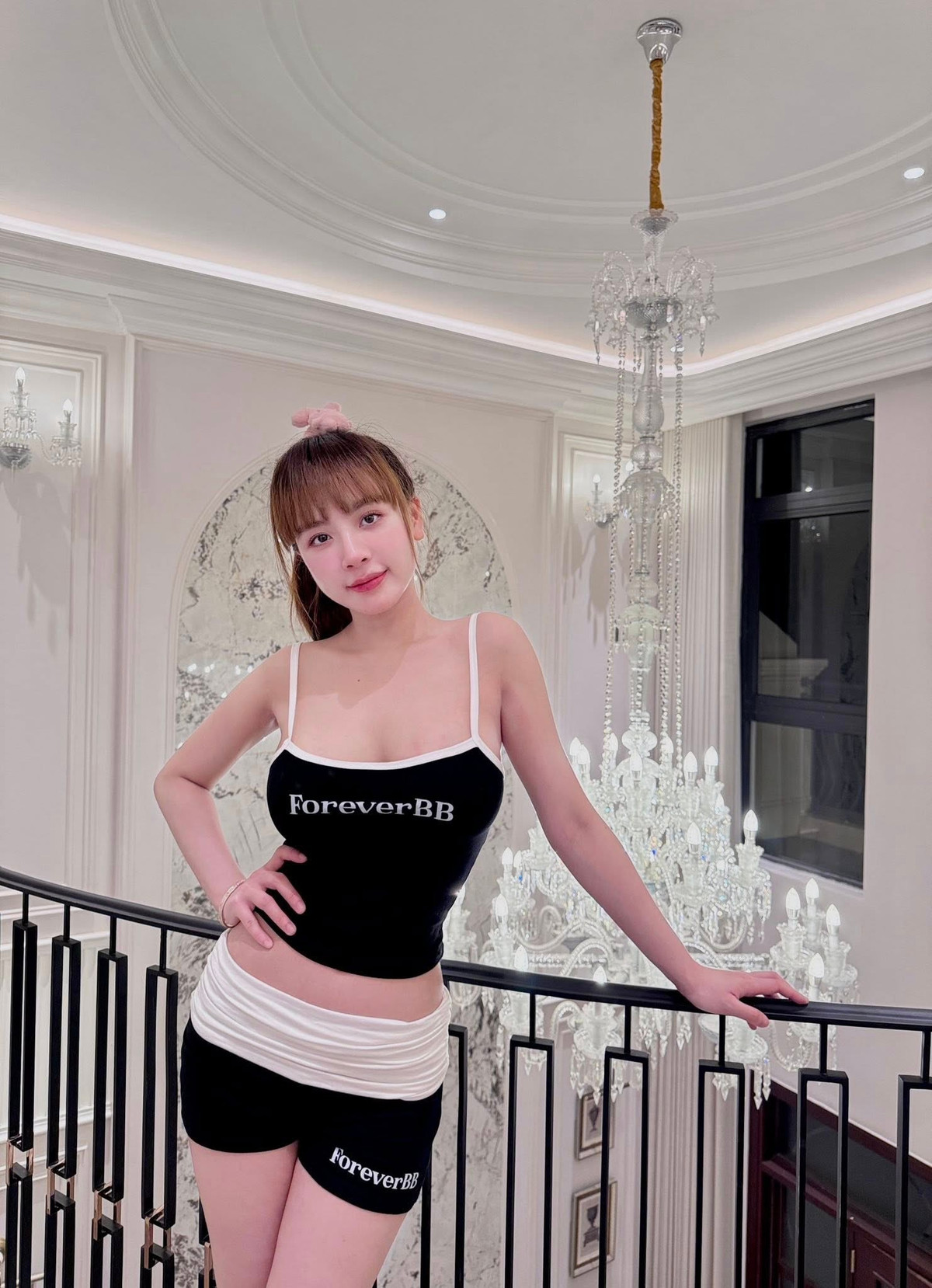 Nguyễn Lan Phương, hay còn được biết đến với biệt danh Phương Bora, là một trong những "hot girl Hà thành" đình đám, vẫn duy trì sức hút mạnh mẽ dù đã bước sang tuổi 31. Cô gây ấn tượng bởi nhan sắc trẻ trung, vóc dáng gợi cảm và phong cách sống đẳng cấp, được nhiều người ngưỡng mộ.