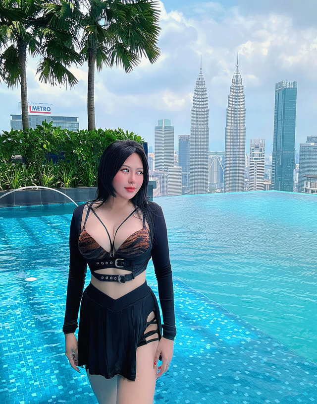 Tuy nhiên, sau đó, Suzie Nguyễn thành thật rằng, cô chỉ mới trải qua 2 mối tình mà thôi. Trong video, hot girl ngực khủng cũng tóm tắt câu chuyện của Hồng tỷ cho những ai chưa biết. Sau cùng cô nàng không quên PR cho mặt hàng mà cá nhân kinh doanh.