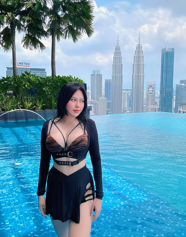 Tuy nhiên, sau đó, Suzie Nguyễn thành thật rằng, cô chỉ mới trải qua 2 mối tình mà thôi. Trong video, hot girl ngực khủng cũng tóm tắt câu chuyện của Hồng tỷ cho những ai chưa biết. Sau cùng cô nàng không quên PR cho mặt hàng mà cá nhân kinh doanh.