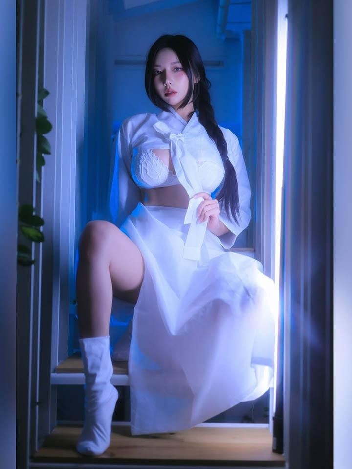 Bộ ảnh mới nhất của Donggeuran, lấy cảm hứng từ "Virgin Ghost - Hồn Ma Trinh Nữ" trong văn hóa dân gian Hàn Quốc, đã khiến người xem "sởn da gà" vì quá cuốn hút, vừa ma mị vừa quyến rũ đến khó tin.