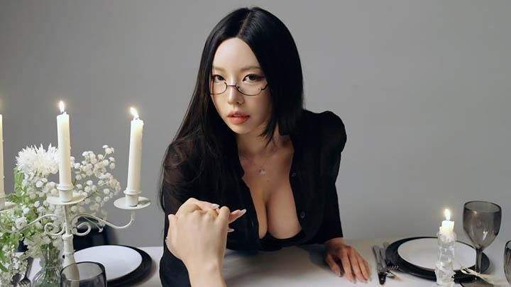 Không chỉ nổi bật bởi khuôn mặt đậm chất điện ảnh, với đôi mắt sắc, làn da trong suốt và biểu cảm lạnh lùng như búp bê, Donggeuran còn khéo léo khai thác hình thể một cách tinh tế - đủ để tạo cảm giác quyến rũ nhưng không hề phản cảm.