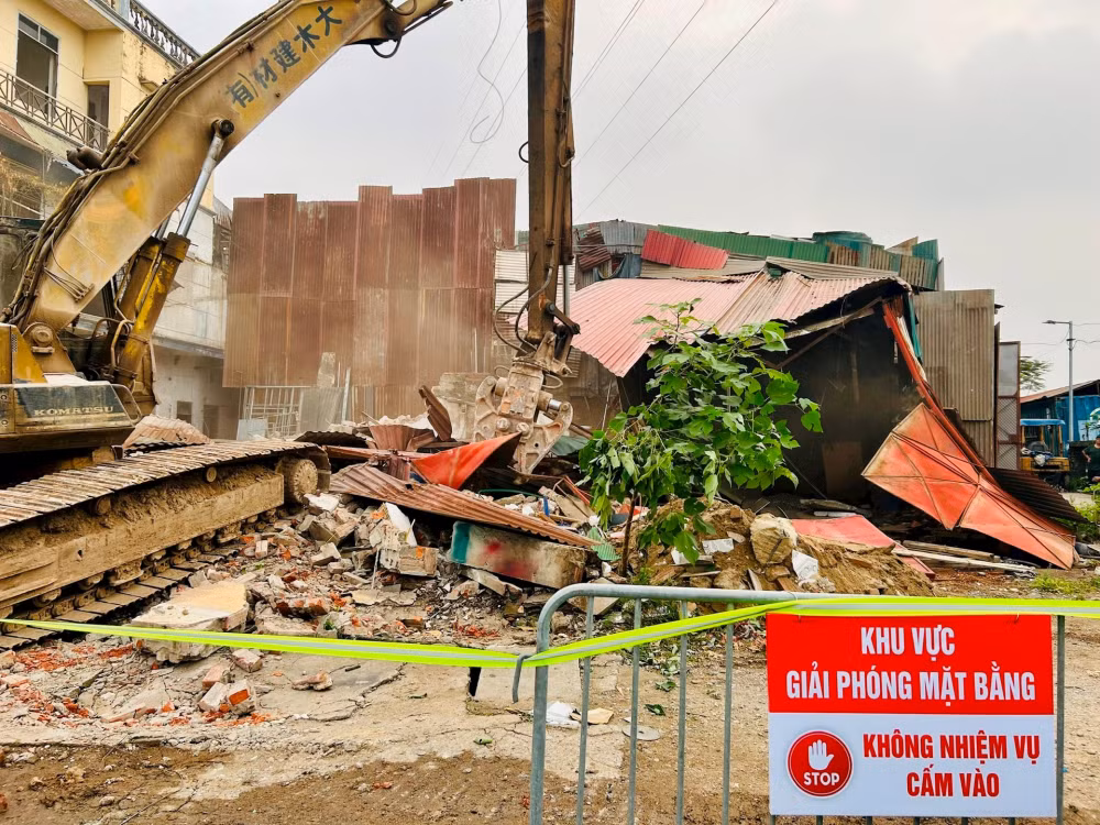 Sau thời gian dài gặp nhiều khó khăn trong công tác giải phóng mặt bằng (GPMB), đến ngày 5/4, dự án đầu tư xây dựng đường Tam Trinh (Hà Nội) đã hoàn tất GPMB, đánh dấu bước tiến quan trọng trong quá trình triển khai dự án.