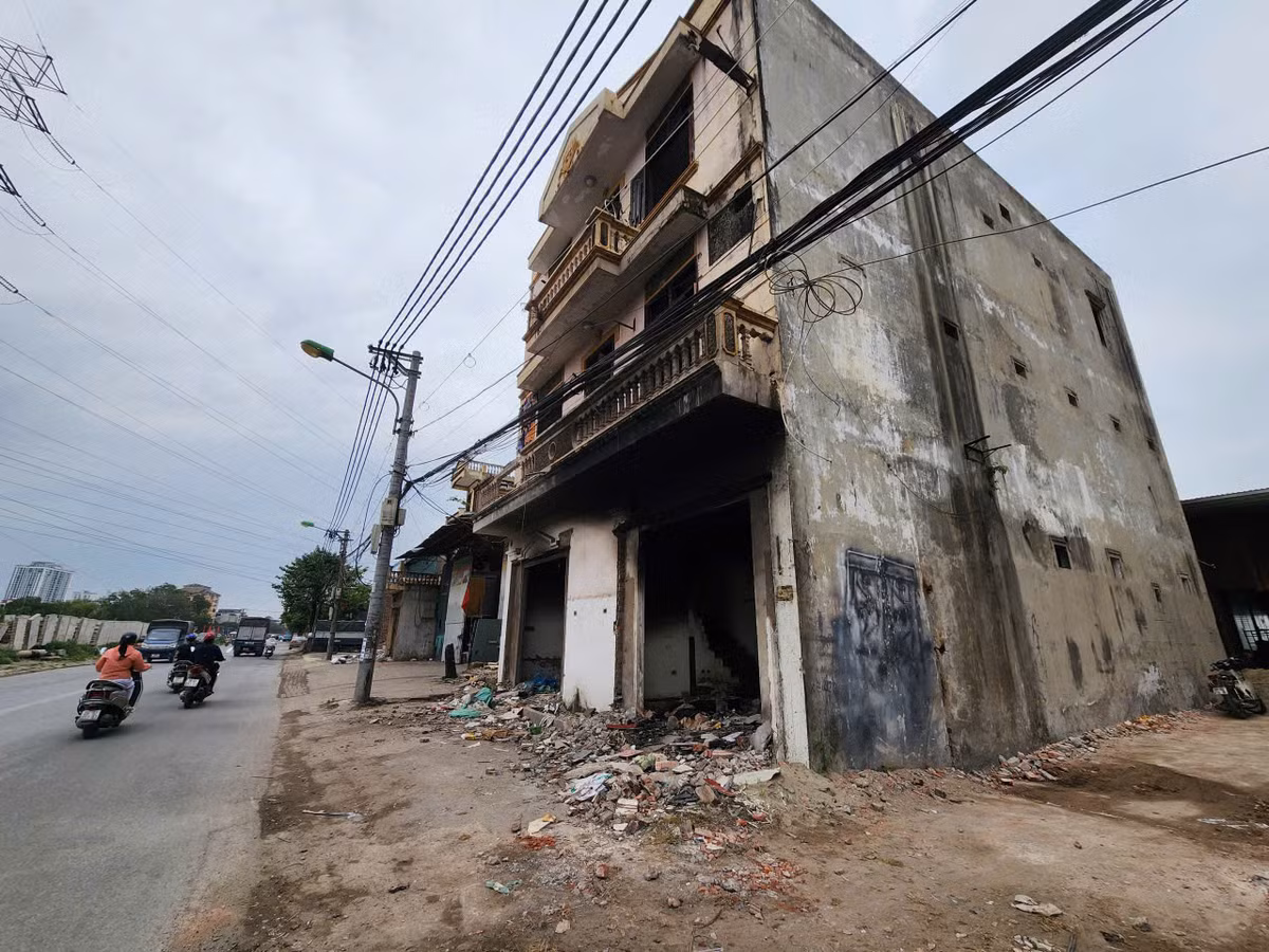 Dự án đầu tư xây dựng đường Tam Trinh có chiều dài khoảng 3.557,7 m, diện tích sử dụng đất khoảng 111.956 m², do UBND quận Hoàng Mai (cũ) làm chủ đầu tư và từng được triển khai từ giai đoạn 2013 – 2016.