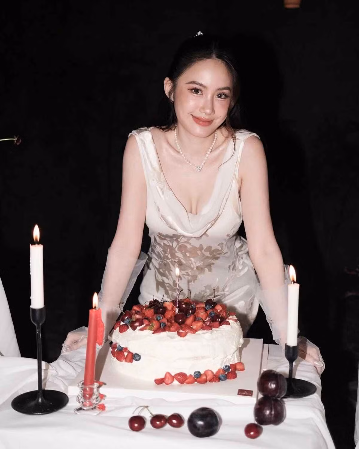 Người đẹp sinh năm 1997 tốt nghiệp ngành Kinh tế thiết kế thời trang, trường Regent's University London (Anh). Cô gây ấn tượng khi ngoài tiếng Lào còn thông thạo tiếng Việt, Anh và Thái.