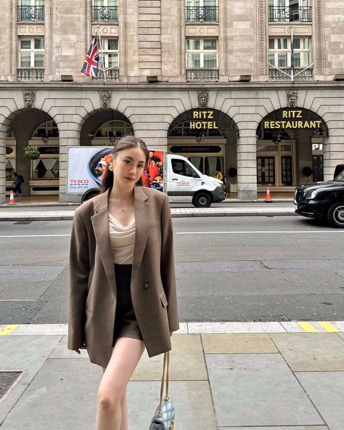 Là doanh nhân thành công với các thương hiệu cá nhân, Phoiphailin tận hưởng cuộc sống sang chảnh. Cô thường xuyên đăng ảnh du lịch đến nhiều nước khác nhau.