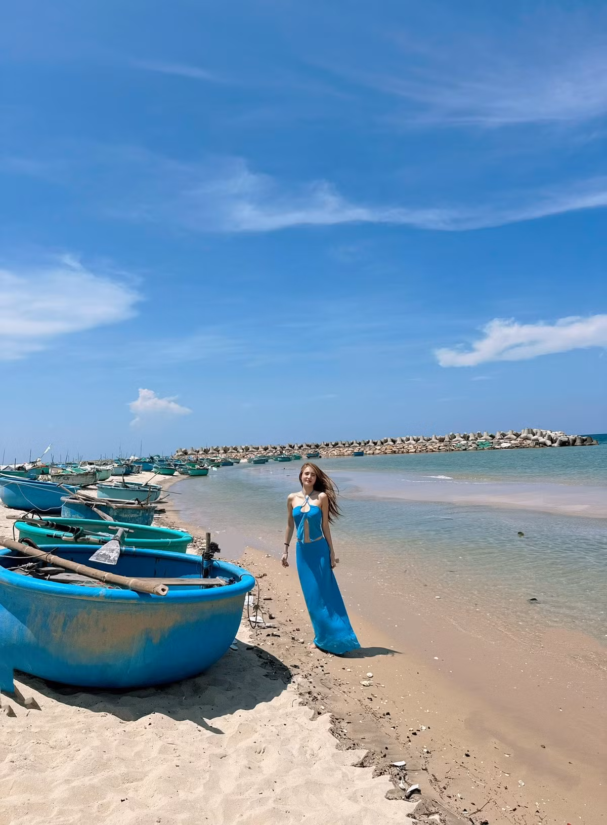 Điển hình mới đây, người đẹp gốc Nghệ An đã khoe chuyến đi biển mới nhất và như thường lệ Khánh Chi vẫn khiến netizen phải trầm trồ với vóc dáng của bản thân.