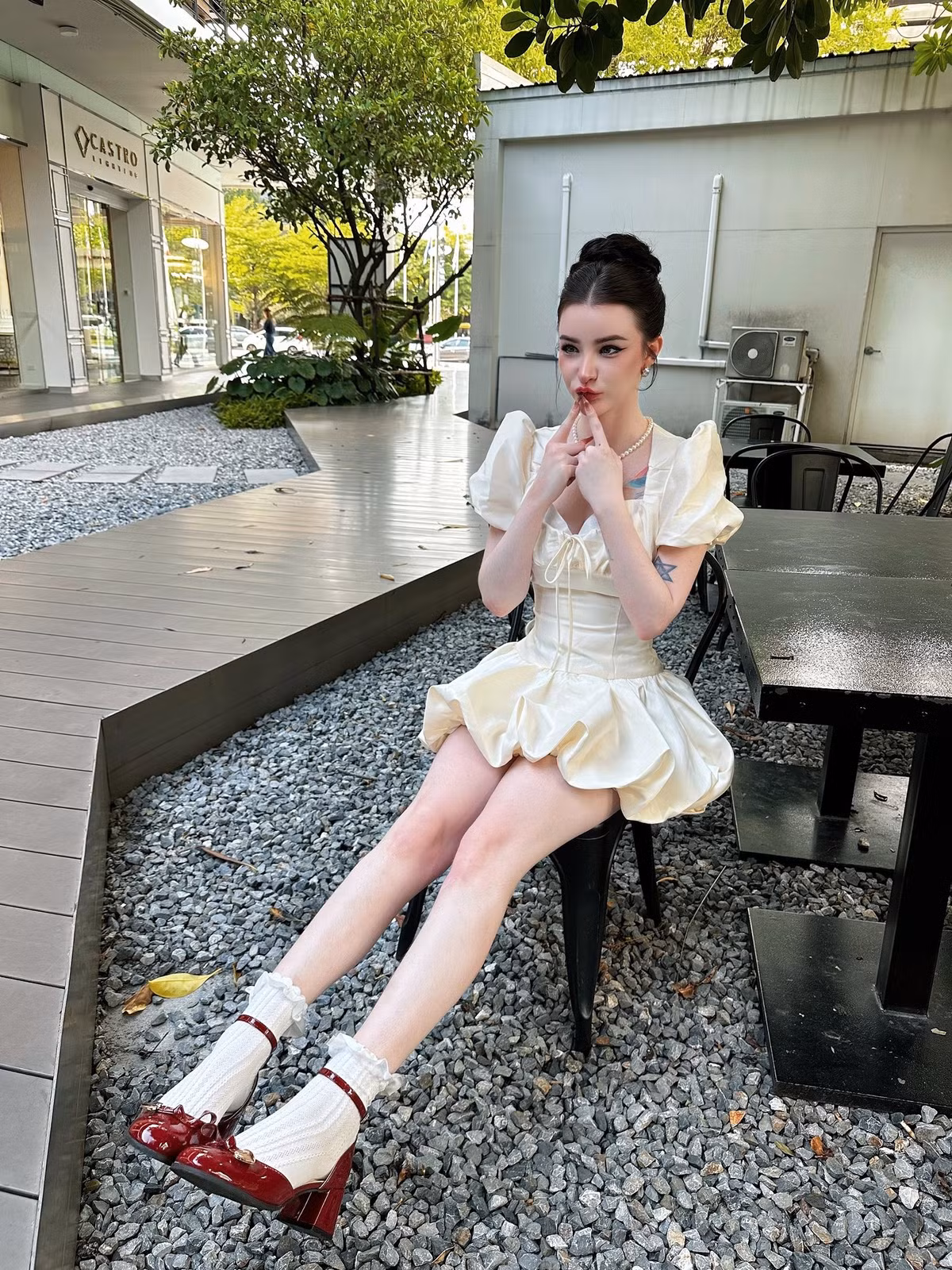 Trái ngược với vẻ ngoài ngây thơ như thiên thần, Jessie Vard theo đuổi phong cách gợi cảm, táo bạo.