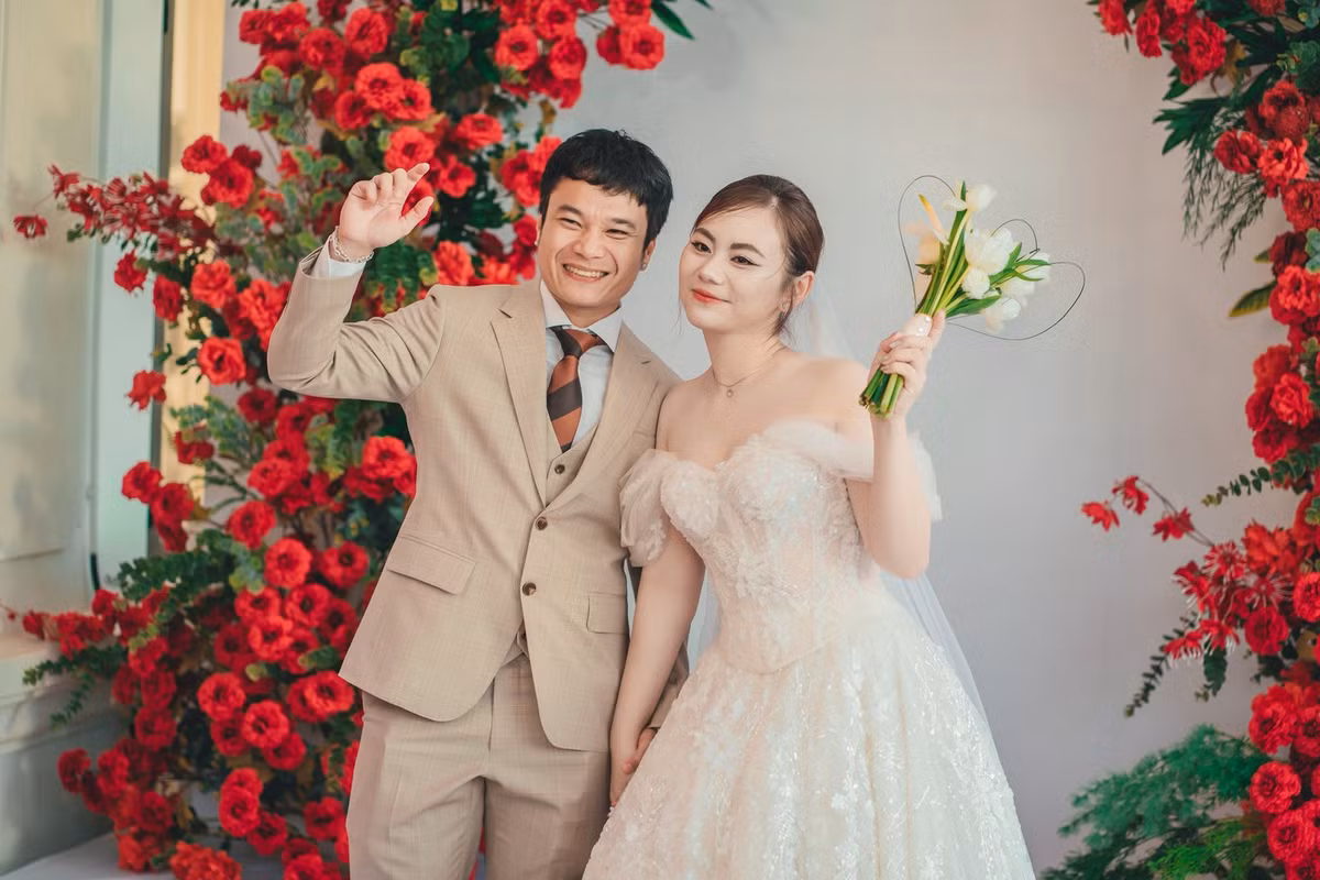 Diện váy cưới trắng tinh khôi, make-up nhẹ nhàng tôn lên vẻ đẹp thanh thoát, Ái Vi ghi điểm tuyệt đối với thần thái ngọt ngào.