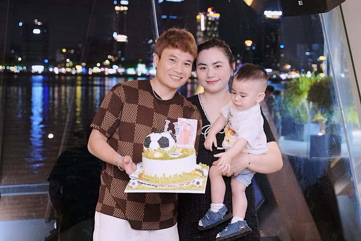 Điều khiến cư dân mạng cảm động hơn cả là lời chia sẻ từ chính chú rể Trần Phi Sơn. Trên trang cá nhân, cầu thủ sinh năm 1992 gửi gắm tình cảm sâu sắc tới gia đình, họ hàng và bạn bè gần xa.