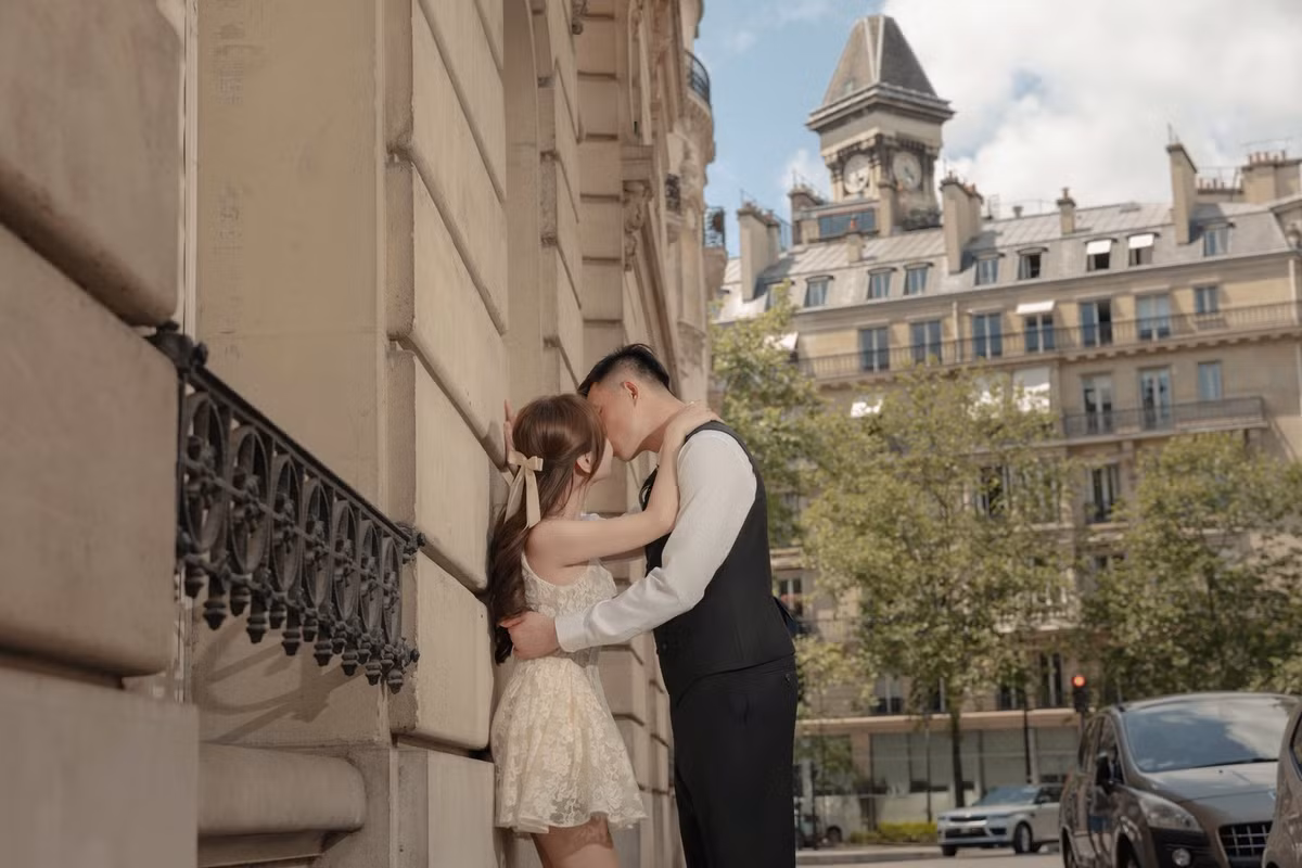 Hà Dương luôn là hậu phương vững chắc, thường xuyên xuất hiện trên khán đài cổ vũ bạn trai. Cô từng sang tận Qatar để tiếp lửa cho Văn Chuẩn khi anh thi đấu tại vòng chung kết U23 châu Á.