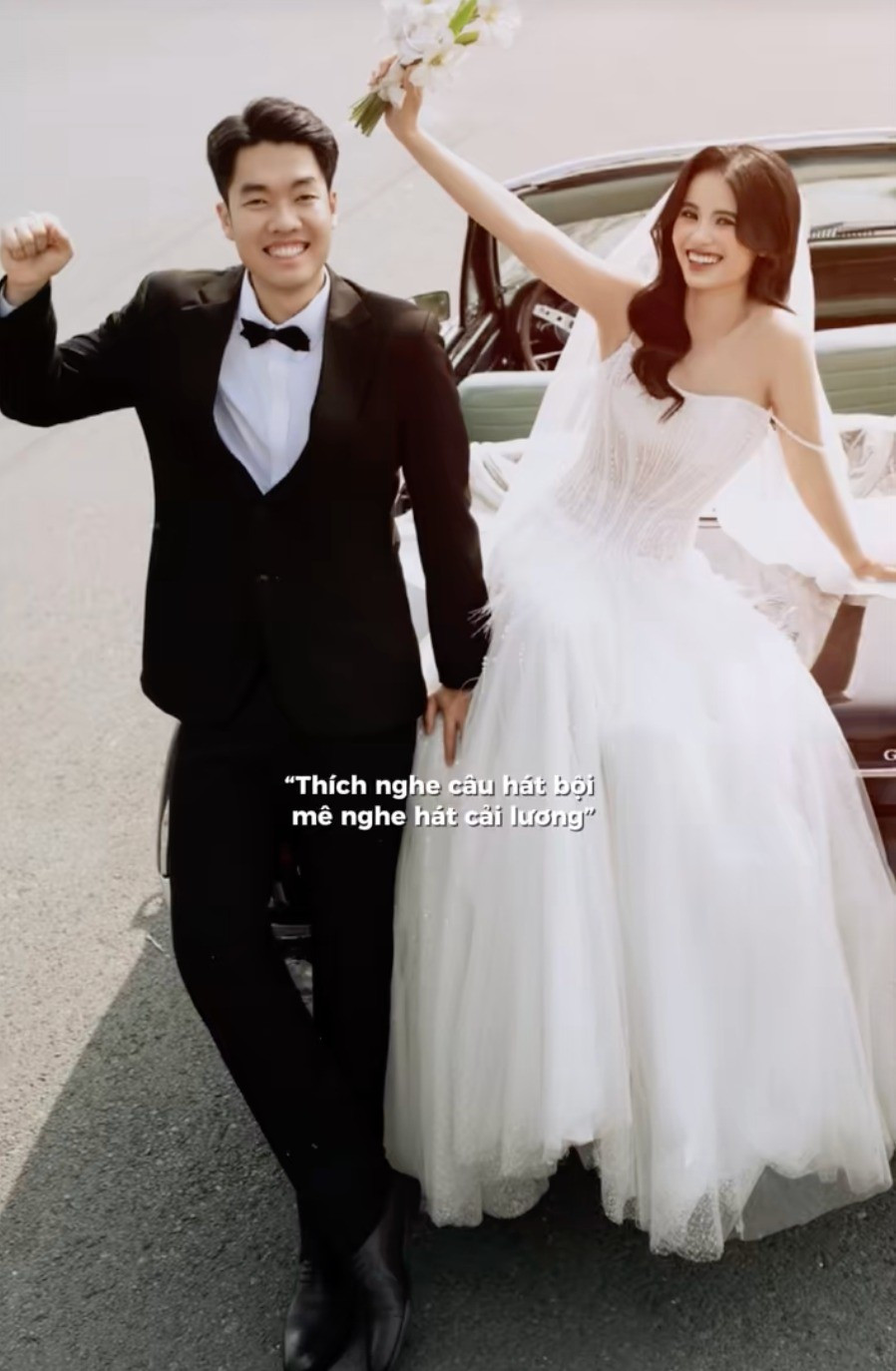 Trong bộ ảnh, Ánh Nguyệt lựa chọn thiết kế váy cưới cúp ngực đính kết tinh tế, tôn lên vóc dáng thanh thoát. Lối trang điểm nhẹ nhàng cùng mái tóc búi gọn giúp cô toát lên vẻ đẹp dịu dàng, nữ tính nhưng vẫn sang trọng.