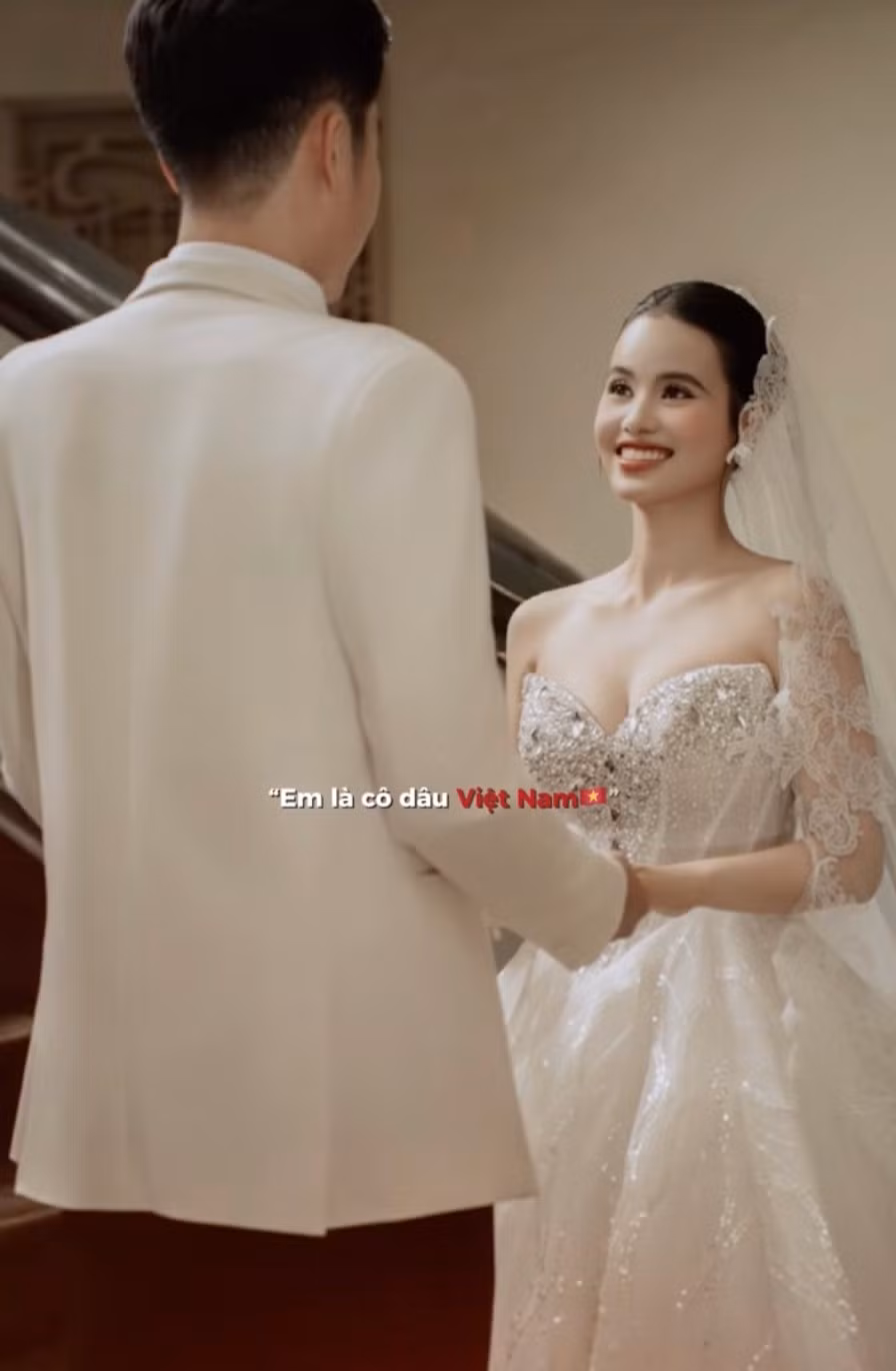 Sánh đôi bên Ánh Nguyệt là chú rể Lê Đức Phát trong bộ vest lịch lãm, cặp đôi ghi điểm bởi sự ăn ý và thần thái hạnh phúc, đúng với tinh thần một lễ cưới trẻ trung, hiện đại.