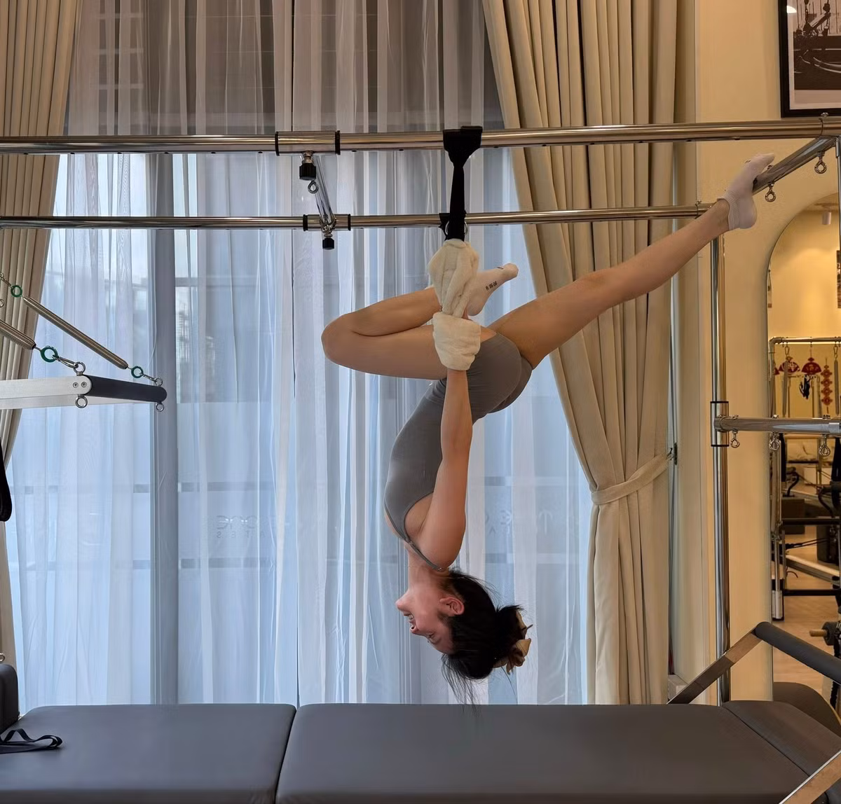 Xuất hiện trong bộ bodysuit ôm sát màu xám tro, Chu Thanh Huyền - bà xã Quang Hải khoe trọn đường cong gợi cảm và vóc dáng săn chắc hậu sinh nở.