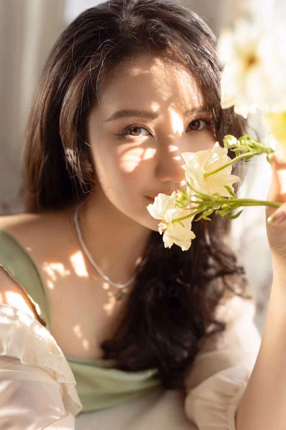 Primmy Trương theo đuổi phong cách thời trang sang trọng, quý phái. Vẻ ngoài của nàng tiểu thư này được nhận xét ngày càng mặn mà, thăng hạng so với trước đây.