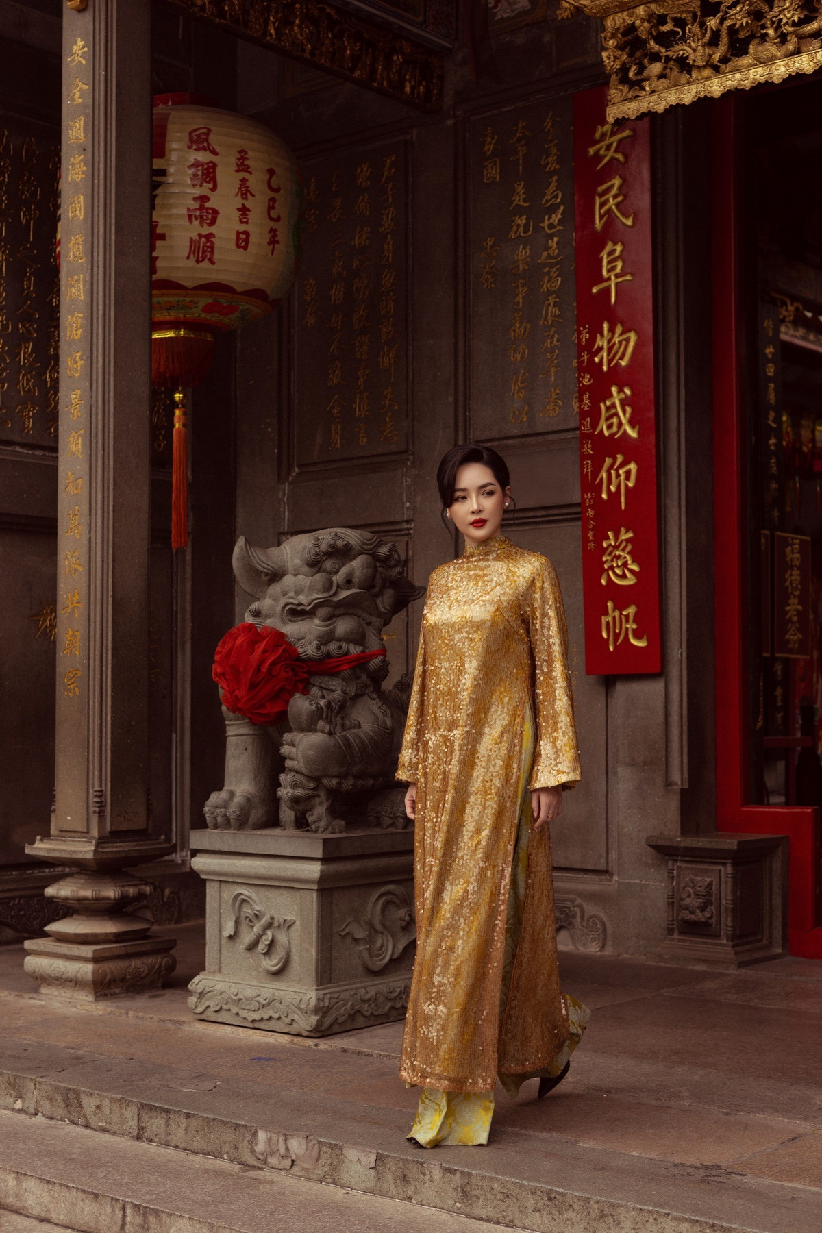 Trong một số khung hình đời thường hơn, Vũ Thanh Quỳnh ngồi thưởng thức dimsum tại quán ăn vỉa hè, tay cầm xửng bánh bao nóng hổi. Hình ảnh người đẹp diện áo dài lấp lánh giữa khu phố sầm uất mang đến cảm giác gần gũi nhưng vẫn nổi bật. Đây cũng là cách cô truyền tải thông điệp rằng trang phục truyền thống hoàn toàn có thể xuất hiện trong đời sống thường nhật theo cách mới mẻ, trẻ trung.