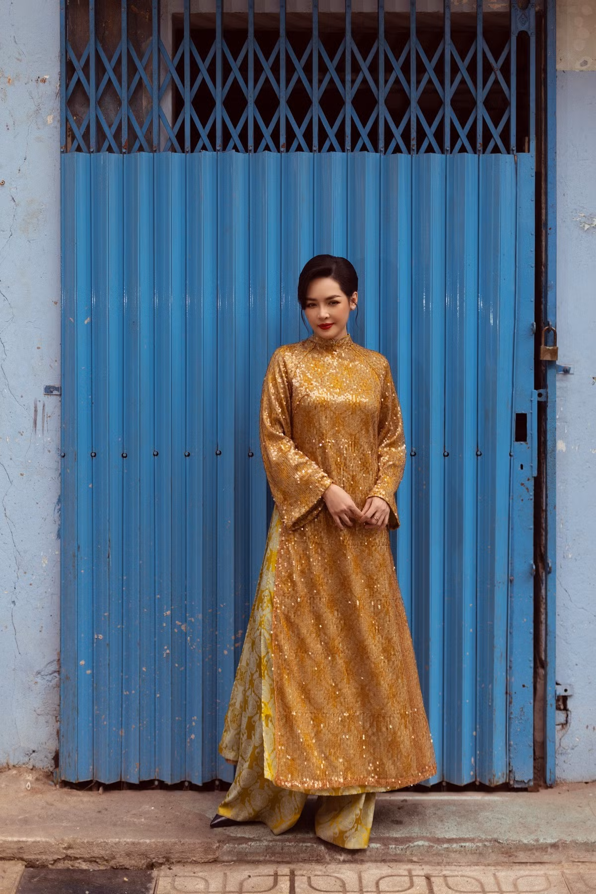 Thay vì những bộ cánh hiện đại, gợi cảm, Thanh Quỳnh lựa chọn áo dài – biểu tượng của vẻ đẹp dịu dàng, kín đáo nhưng không kém phần cuốn hút.