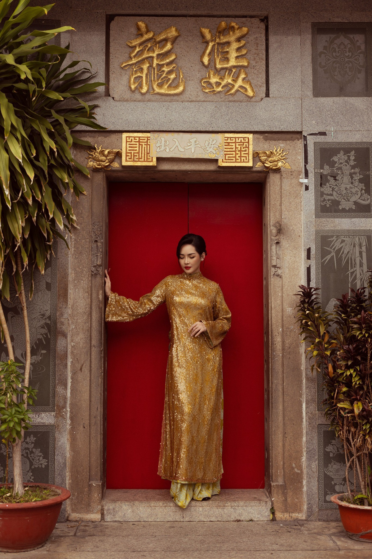 Giữa những con phố mang đậm dấu ấn kiến trúc cổ, bảng hiệu chữ Hán và không khí buôn bán nhộn nhịp, người đẹp lựa chọn áo dài làm trang phục chủ đạo, tạo nên sự kết hợp hài hòa giữa truyền thống và hiện đại.